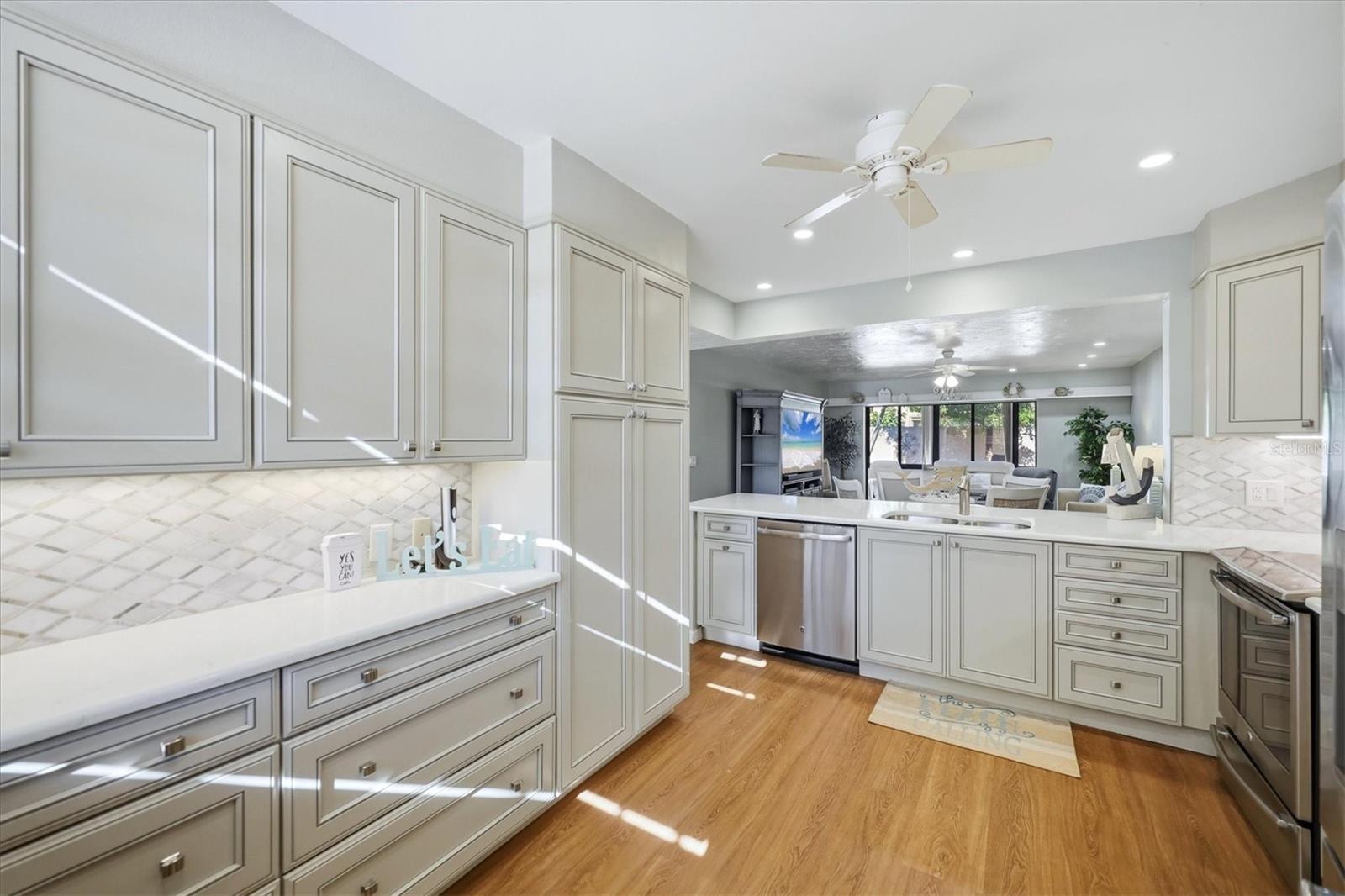 753 OAKVIEW DR — photo 14