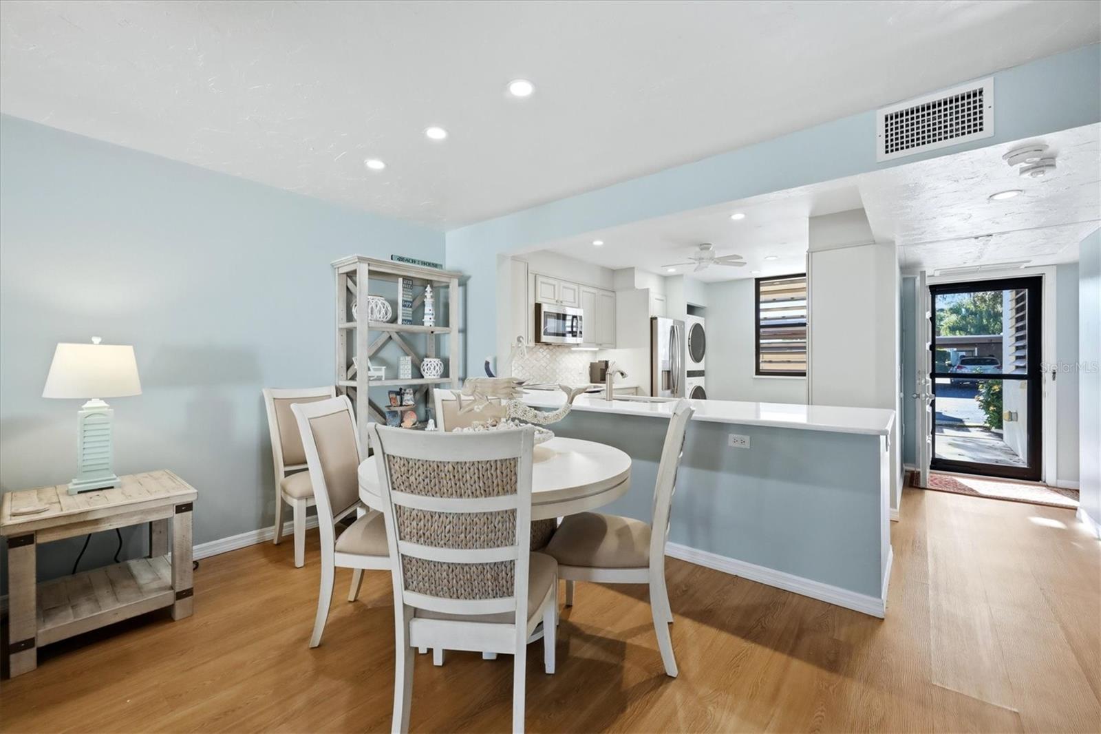 753 OAKVIEW DR — photo 8