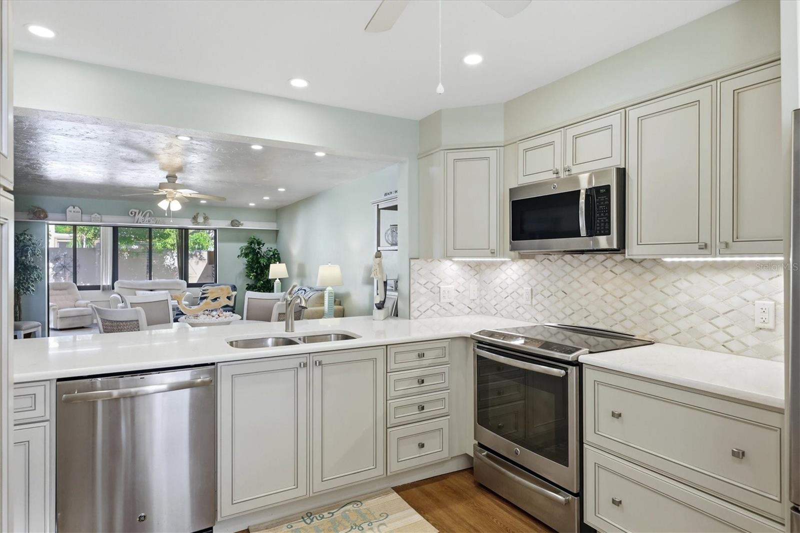 753 OAKVIEW DR — photo 12