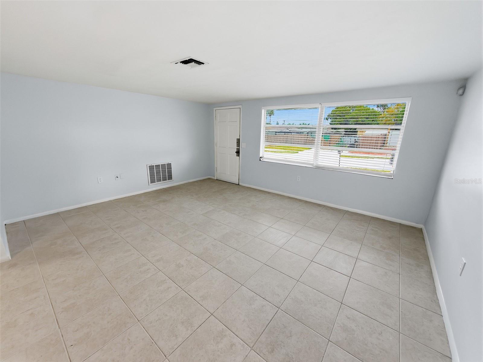4208 CANTERBERRY DR — photo 6
