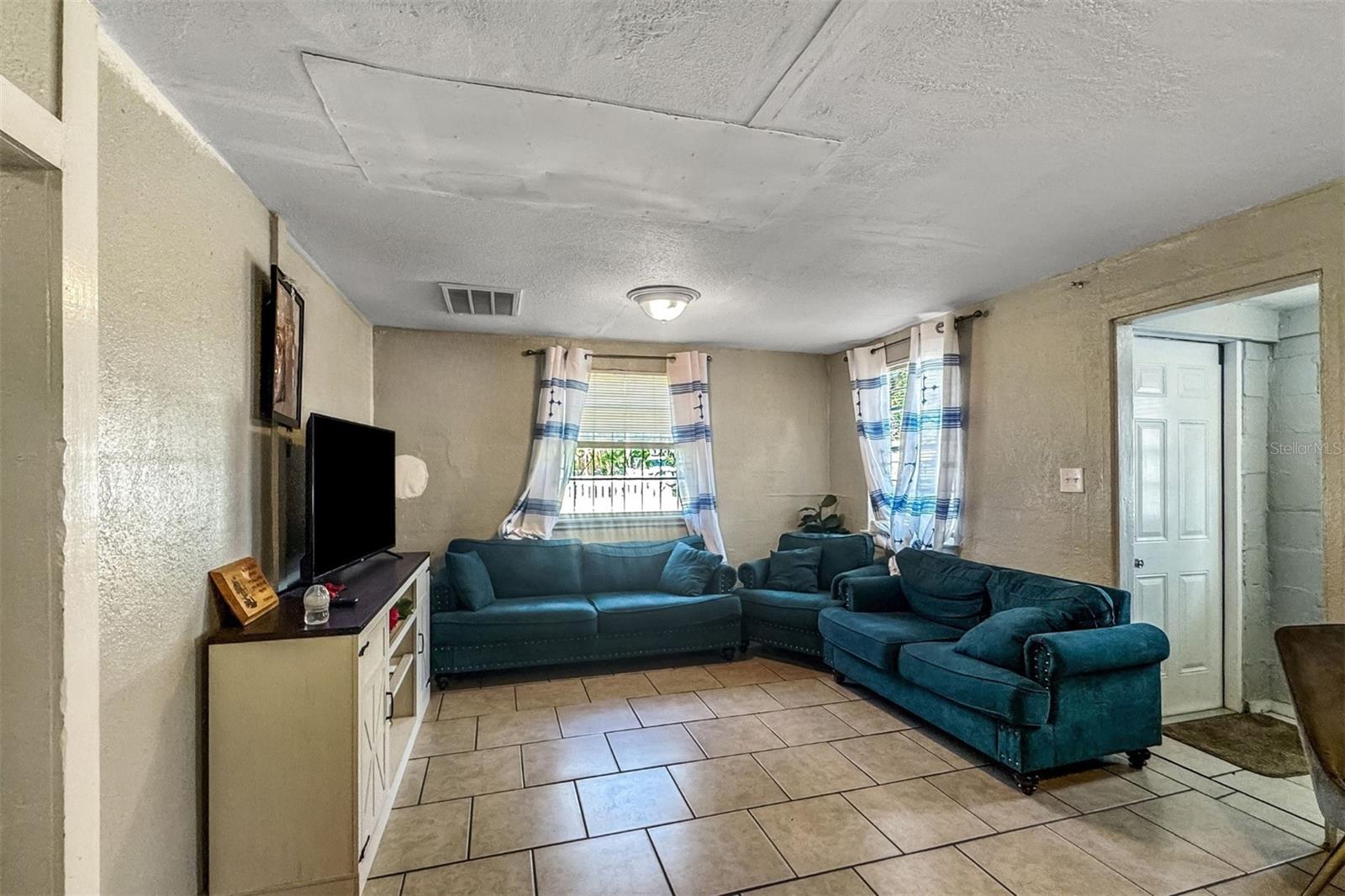 8307 N HILLSBOROUGH LN — photo 2