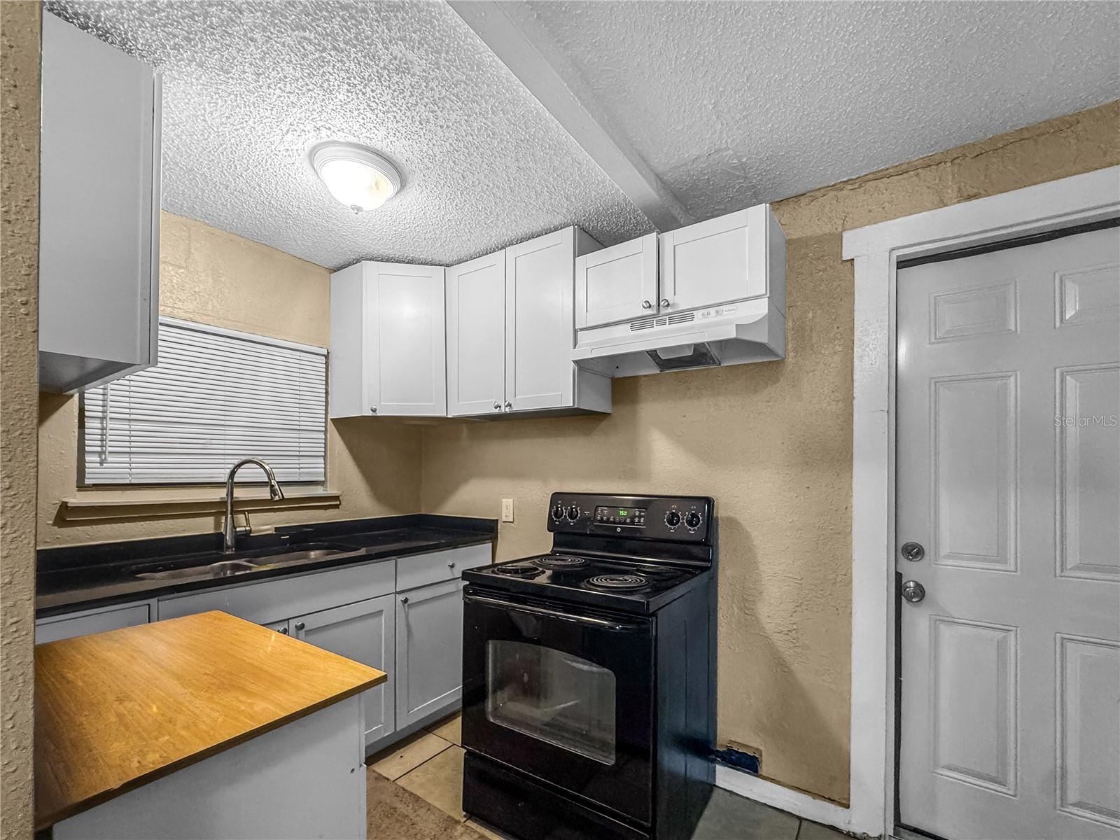 8307 N HILLSBOROUGH LN — photo 3