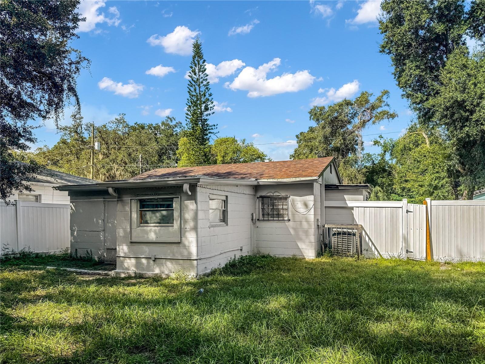 8307 N HILLSBOROUGH LN — photo 9