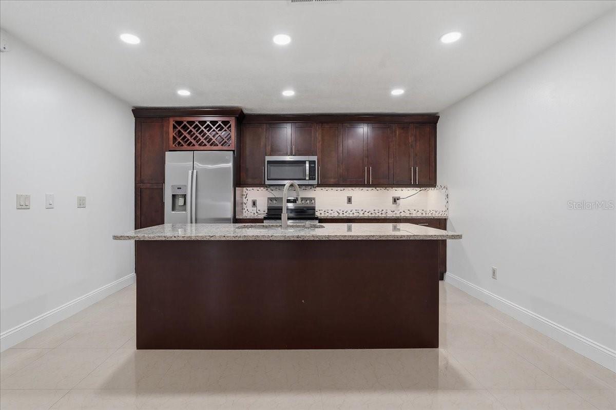 7047 SILVERMILL DR — photo 10