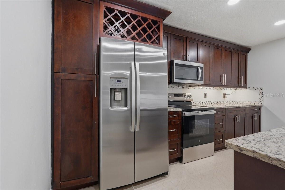 7047 SILVERMILL DR — photo 13