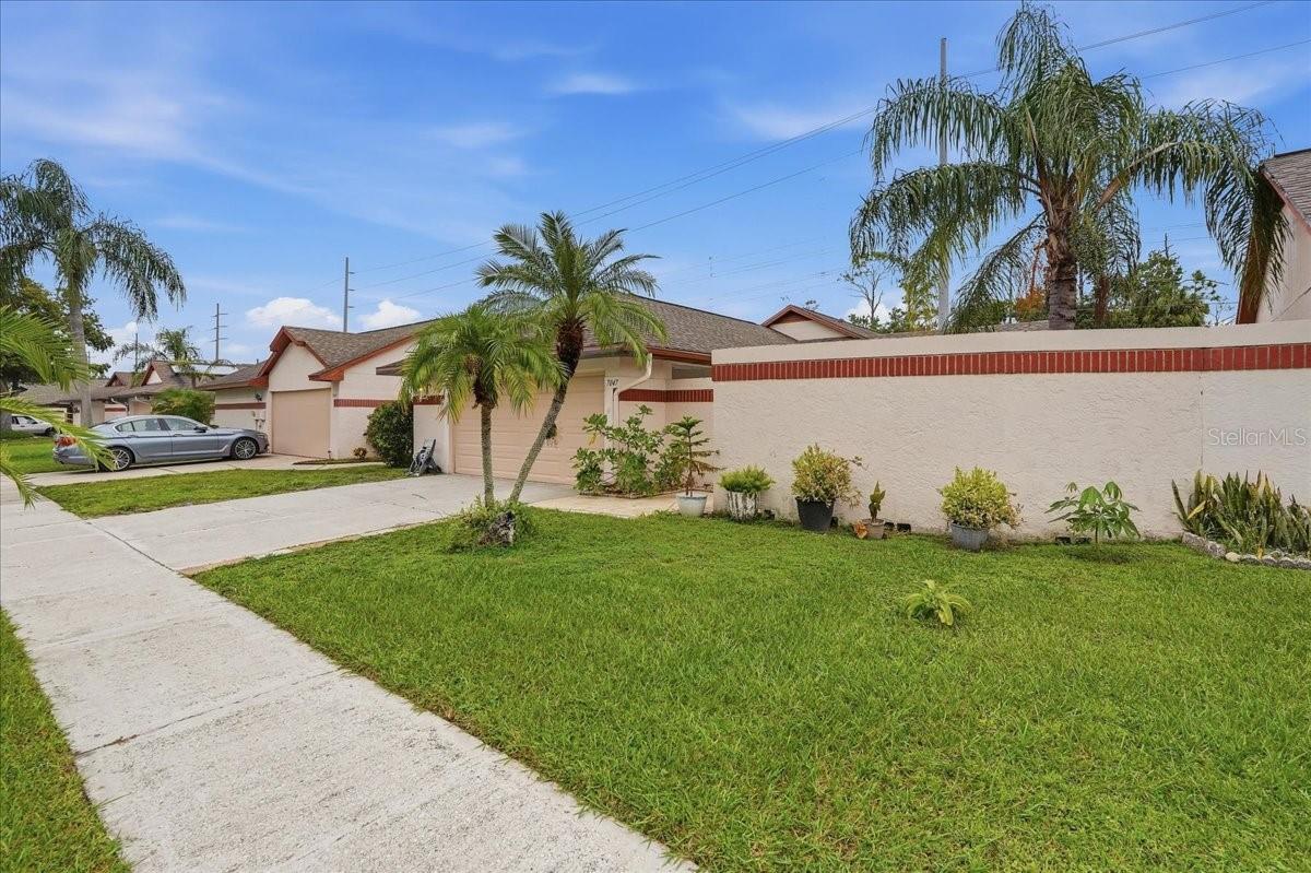 7047 SILVERMILL DR — photo 2
