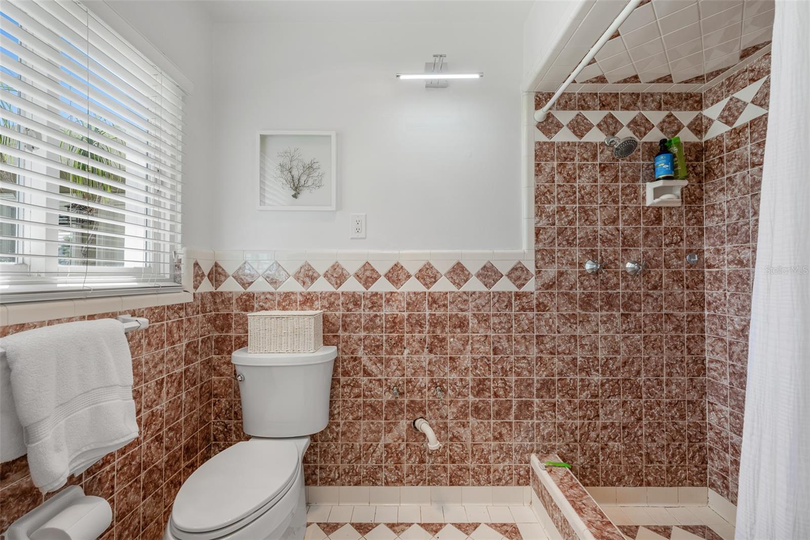 628 RIVIERA DR — photo 15