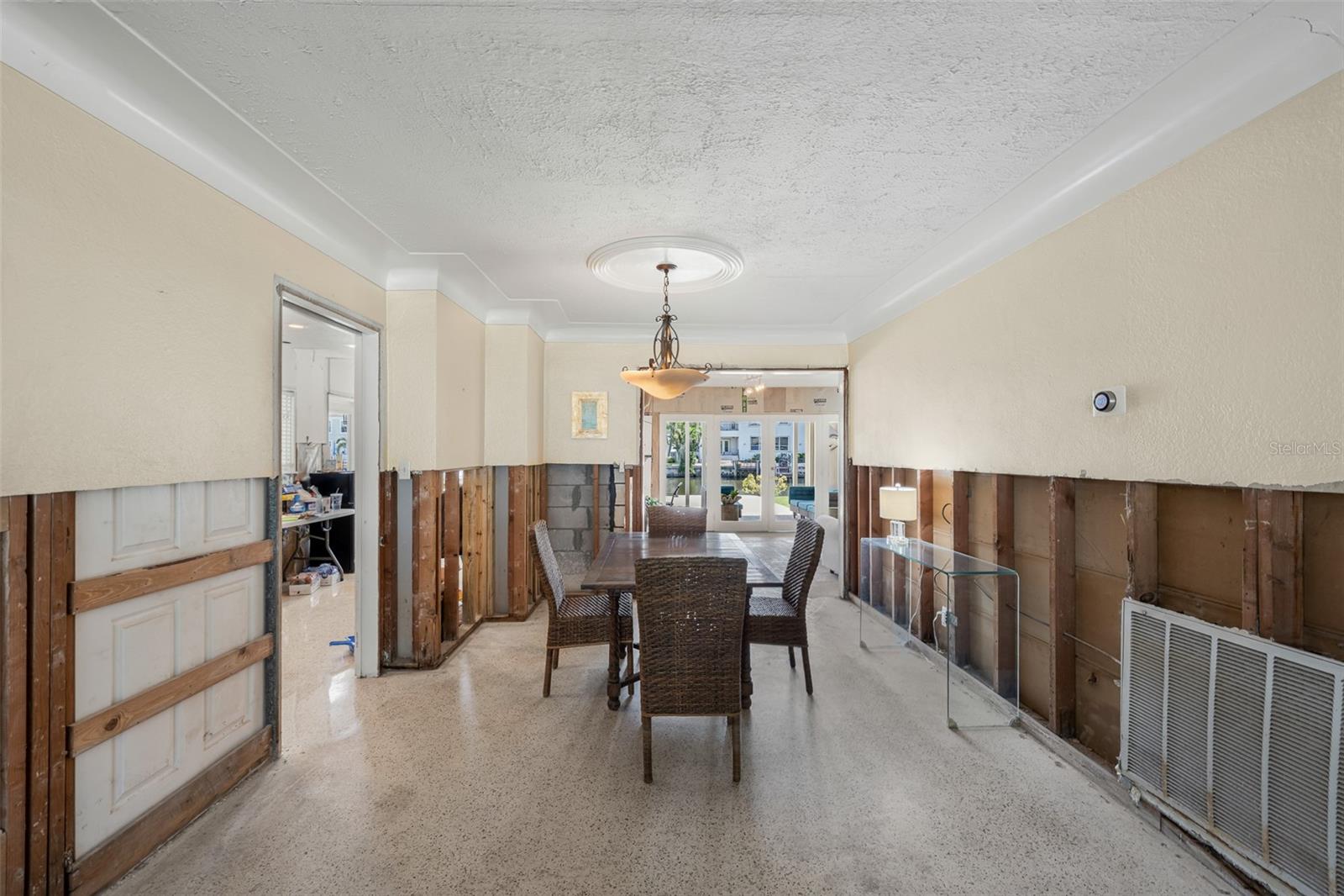 628 RIVIERA DR — photo 8