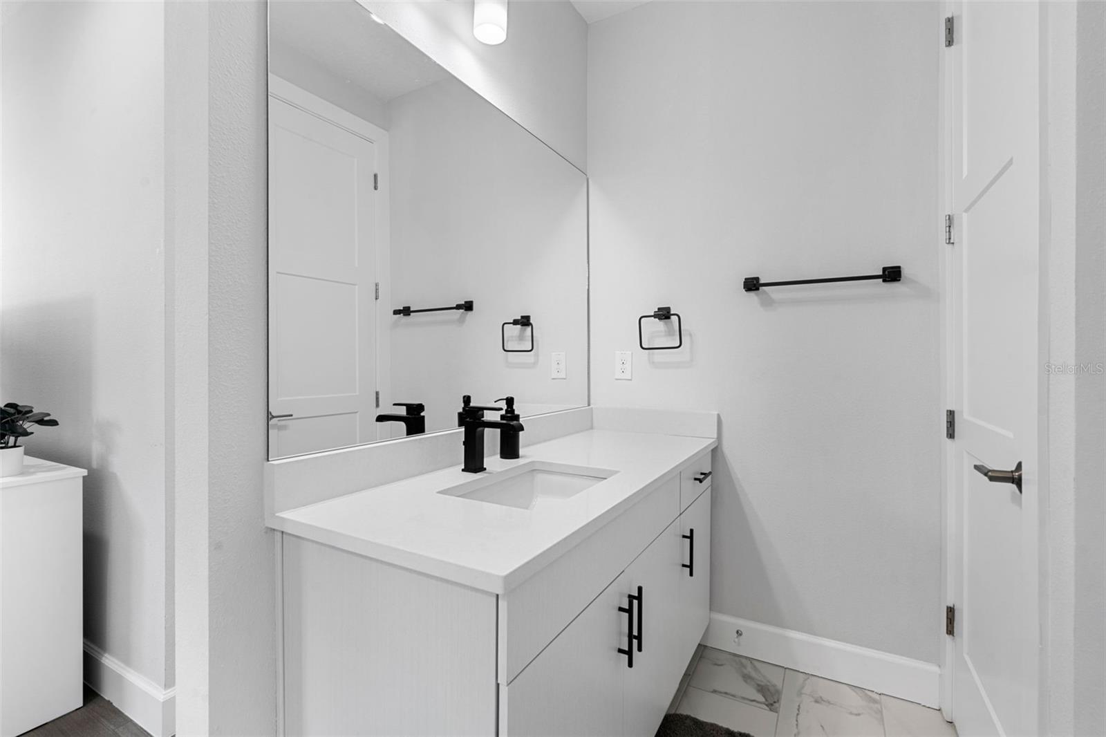 1332 W GRAY ST #9 — photo 19