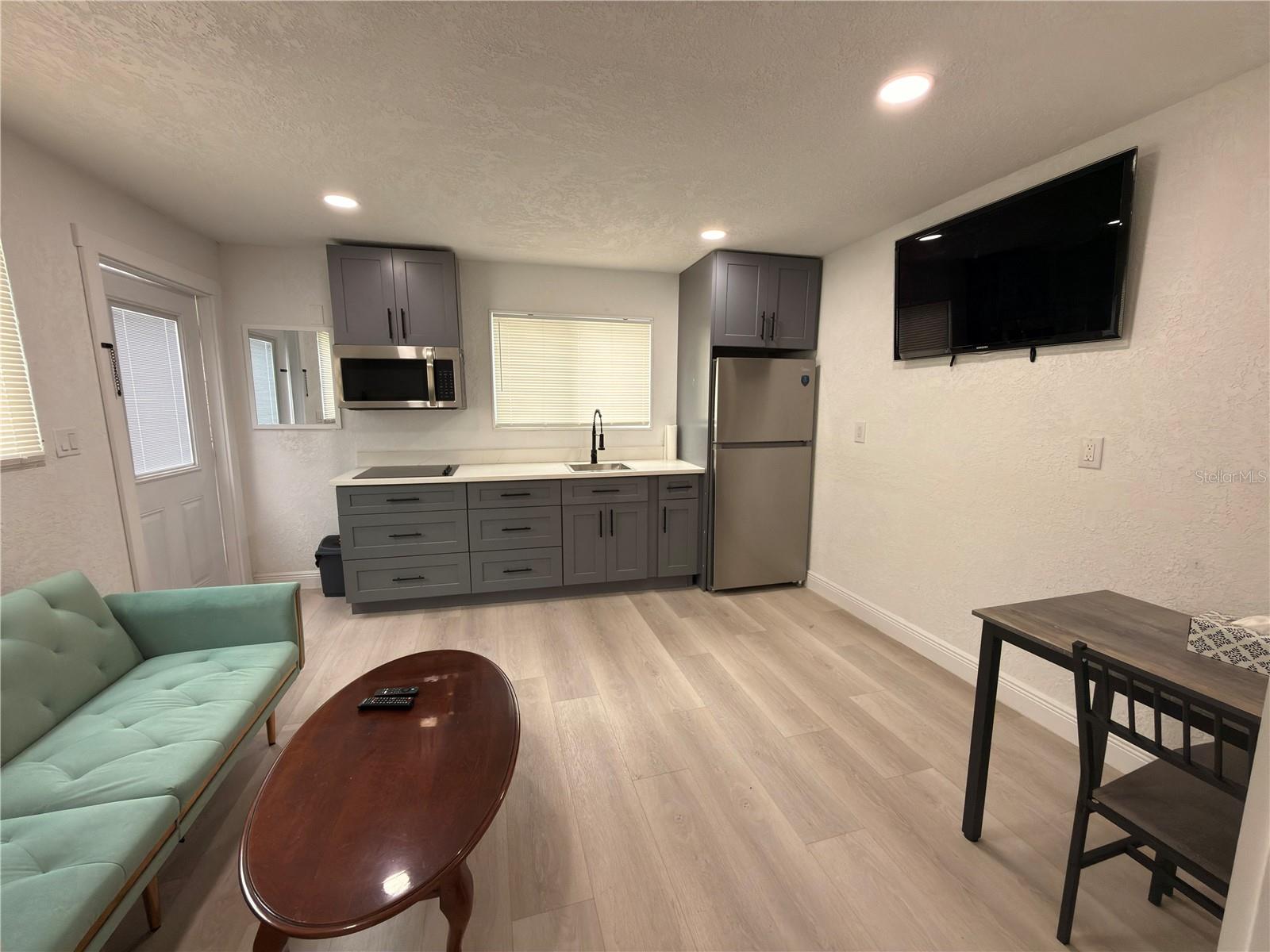 2711 W CORDELIA ST — photo 29