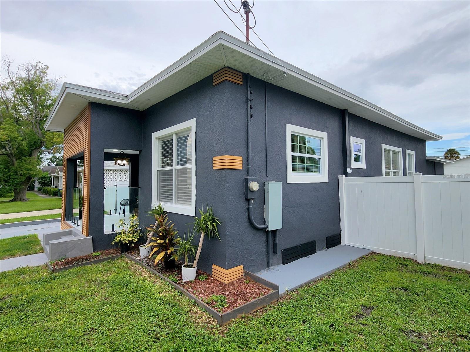 2711 W CORDELIA ST — photo 2