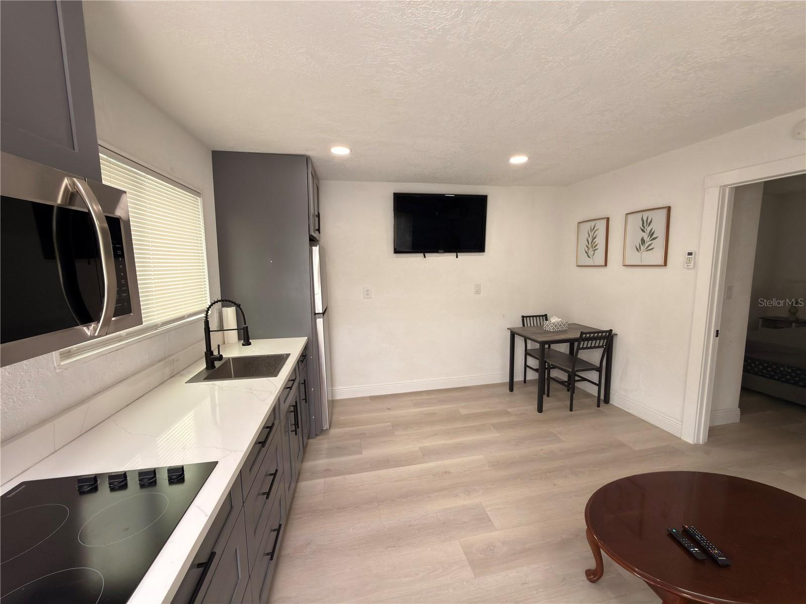 2711 W CORDELIA ST — photo 31