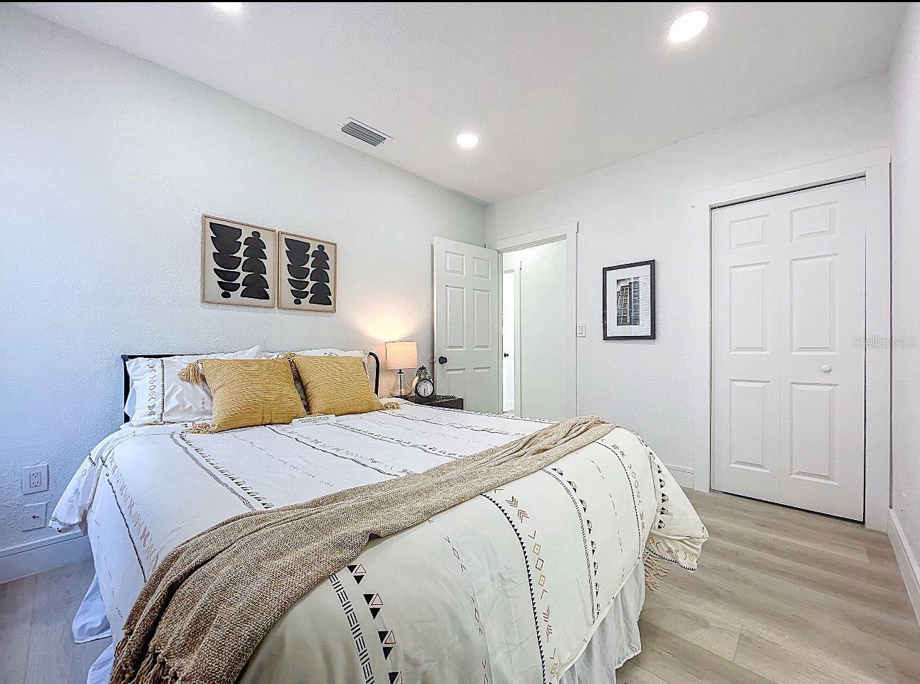 2711 W CORDELIA ST — photo 25