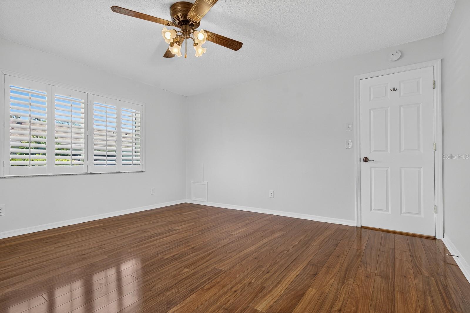 2329 LANCASTER DR — photo 35