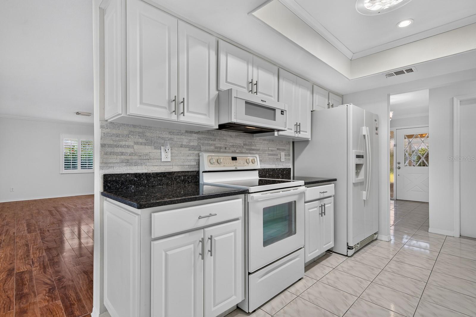 2329 LANCASTER DR — photo 18
