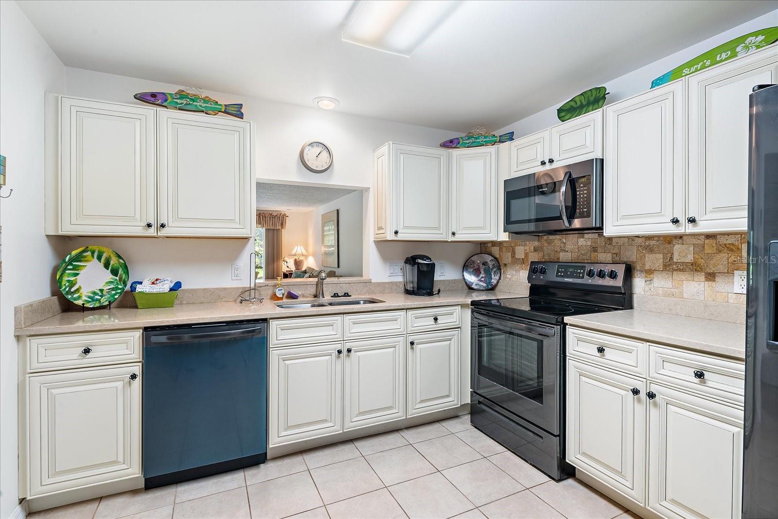 211 PINENEEDLE DR ##211 — photo 3