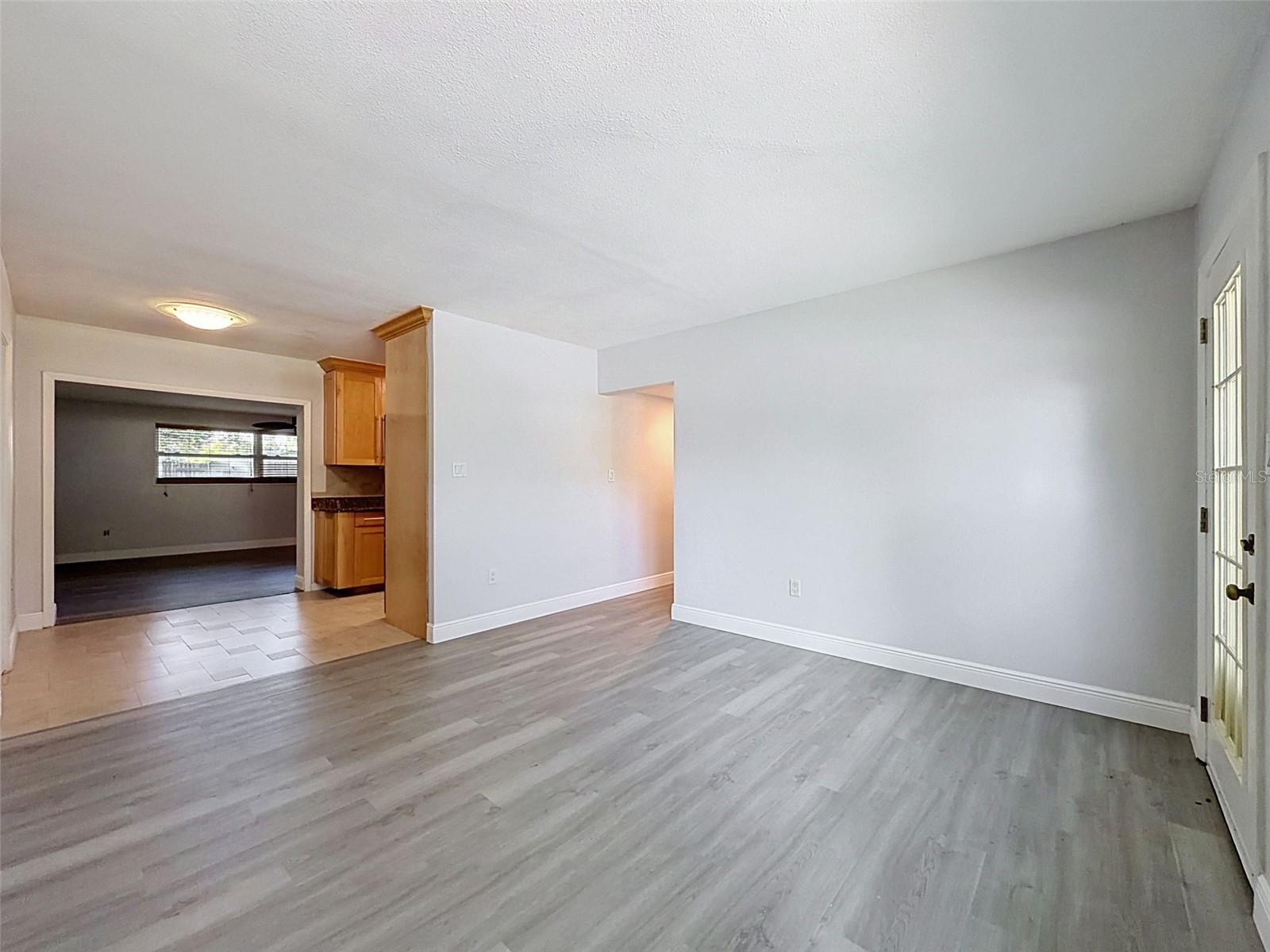 953 CEDARWOOD AVE — photo 4