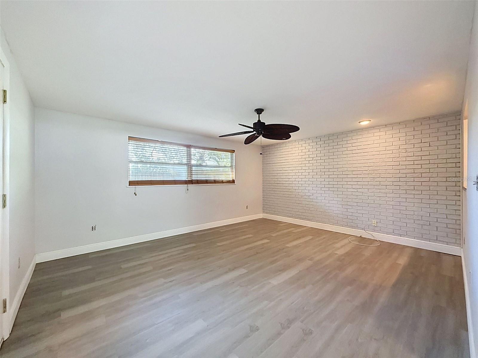 953 CEDARWOOD AVE — photo 10