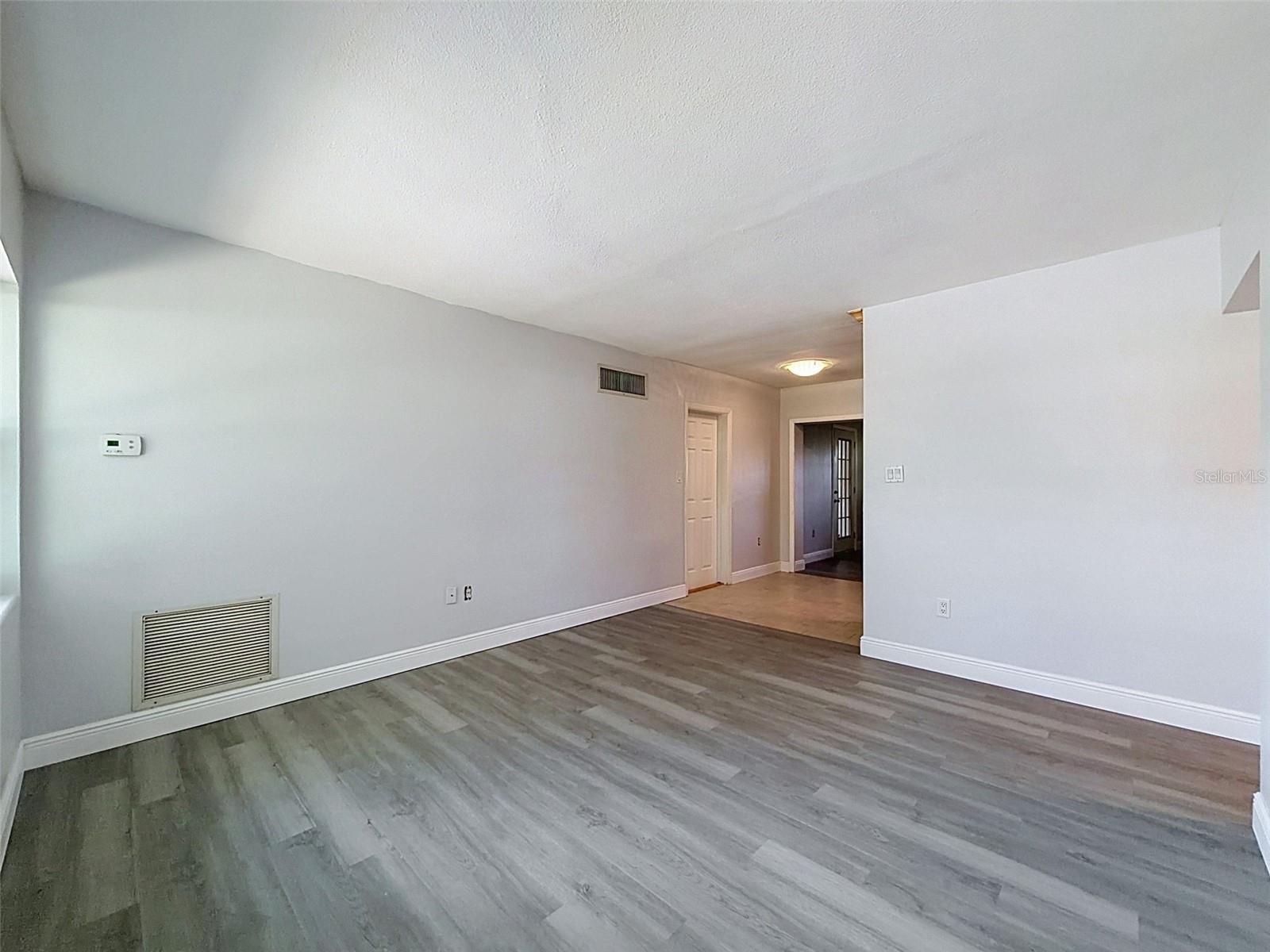 953 CEDARWOOD AVE — photo 3