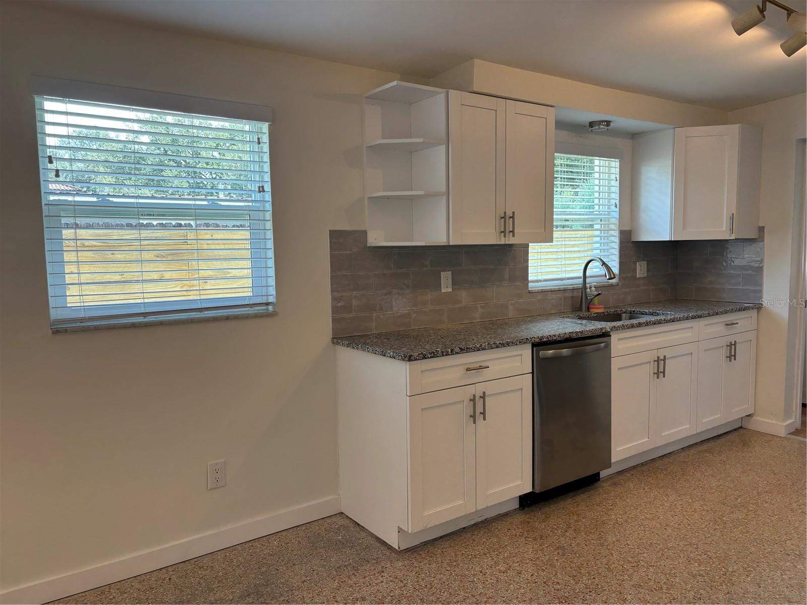 2822 W LEILA AVE — photo 5