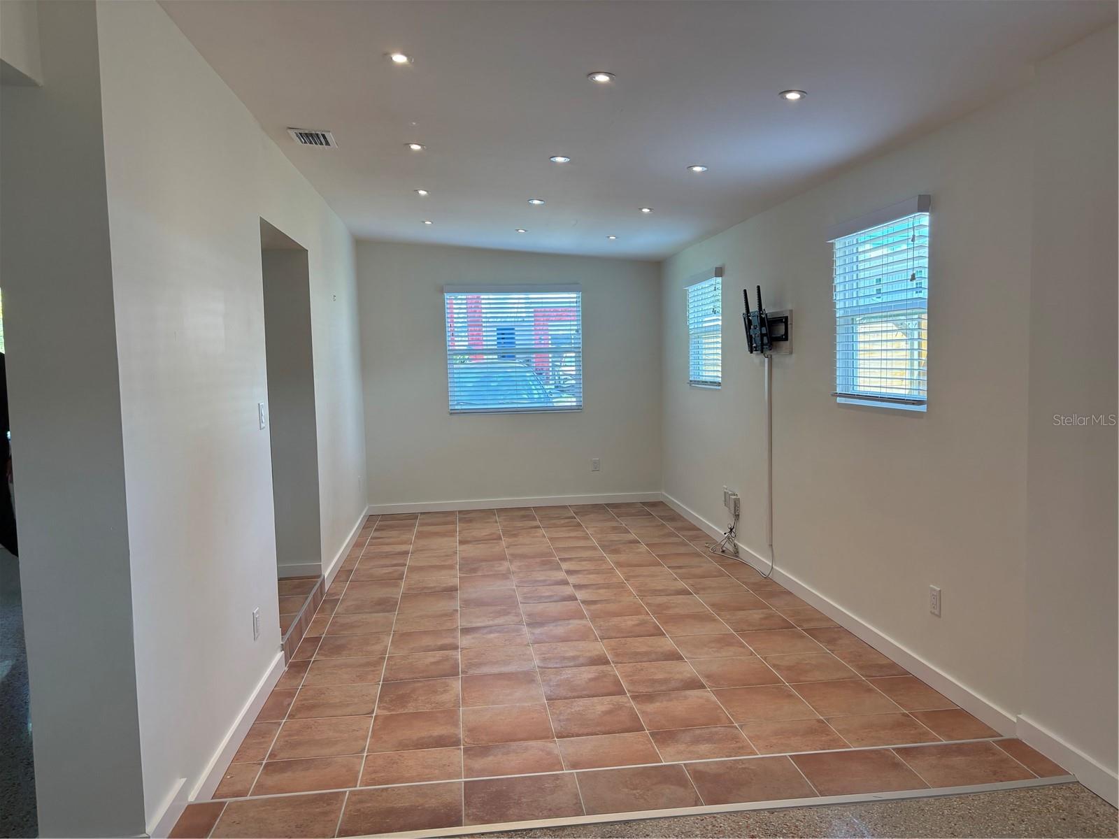 2822 W LEILA AVE — photo 4