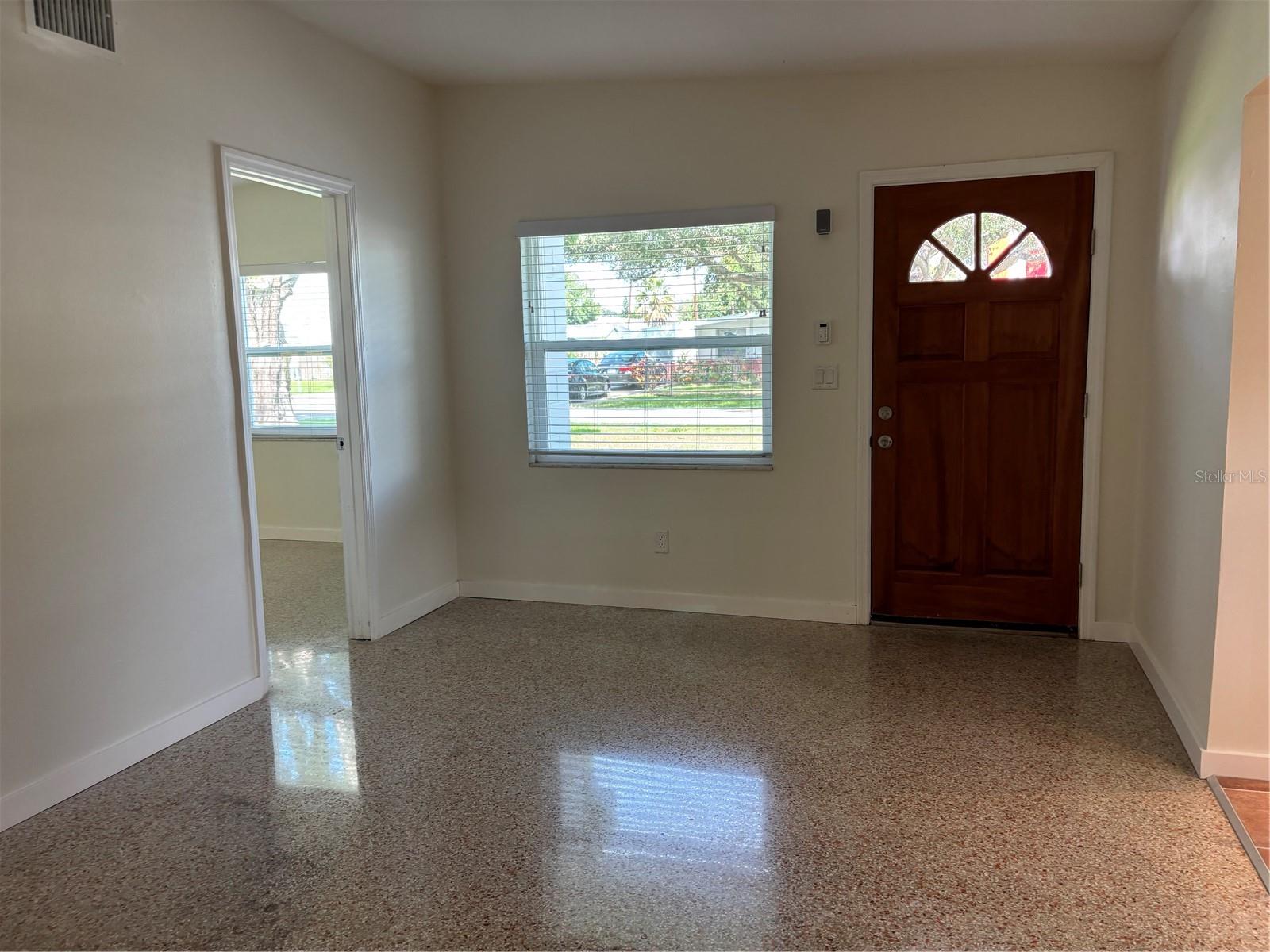 2822 W LEILA AVE — photo 3