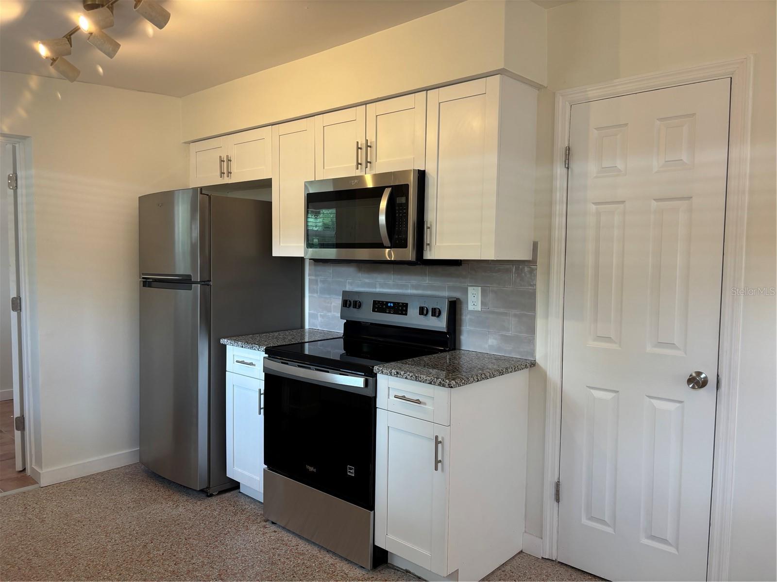 2822 W LEILA AVE — photo 6