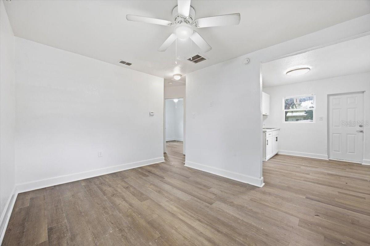 1009 W WASHINGTON ST — photo 6