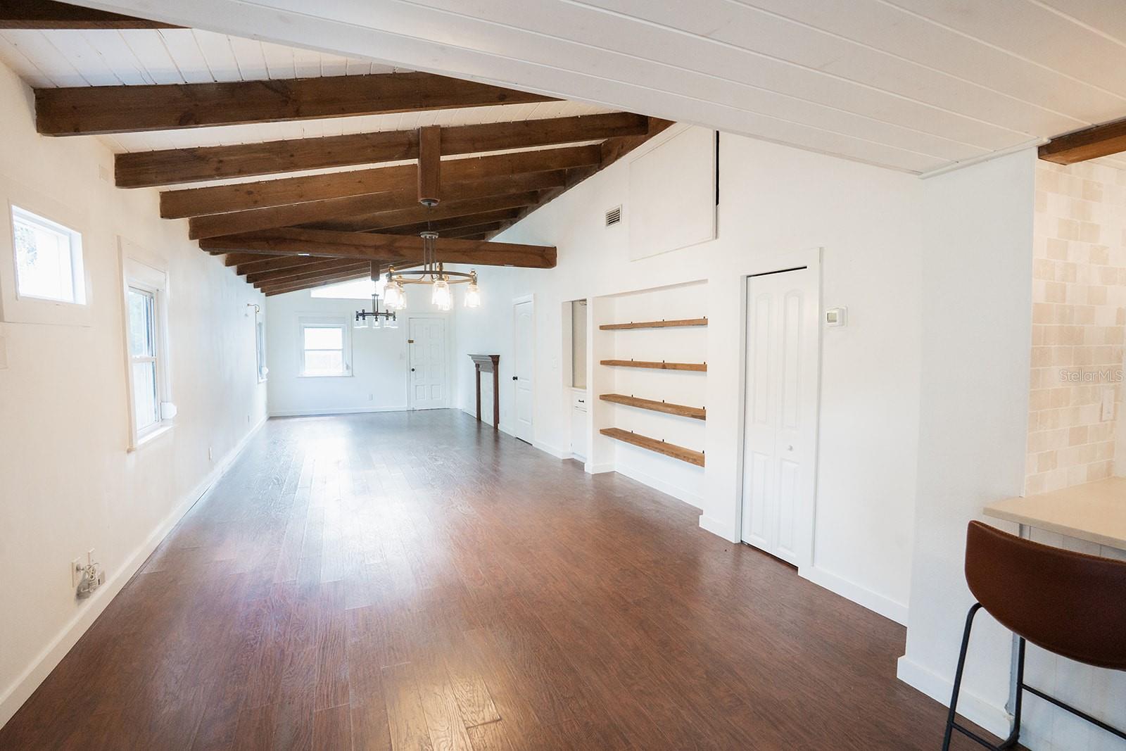 1112 W KIRBY ST — photo 9