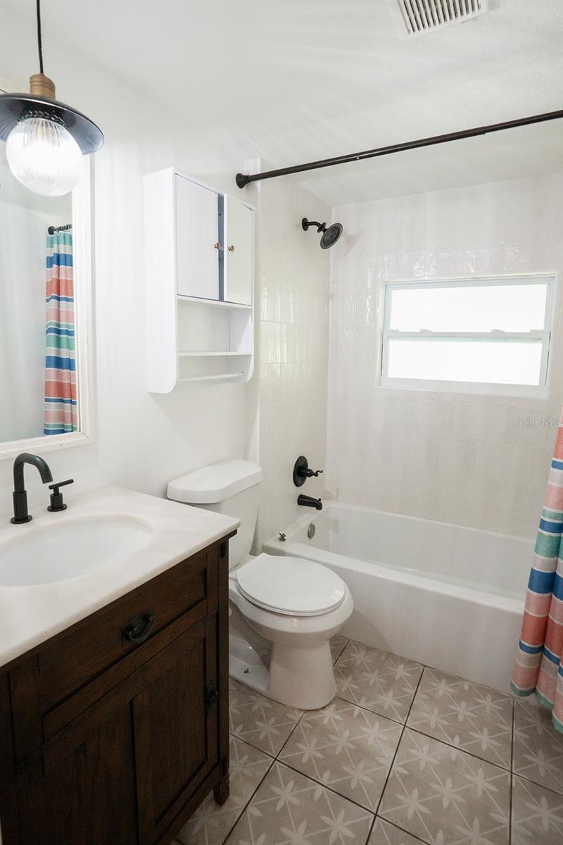1112 W KIRBY ST — photo 26