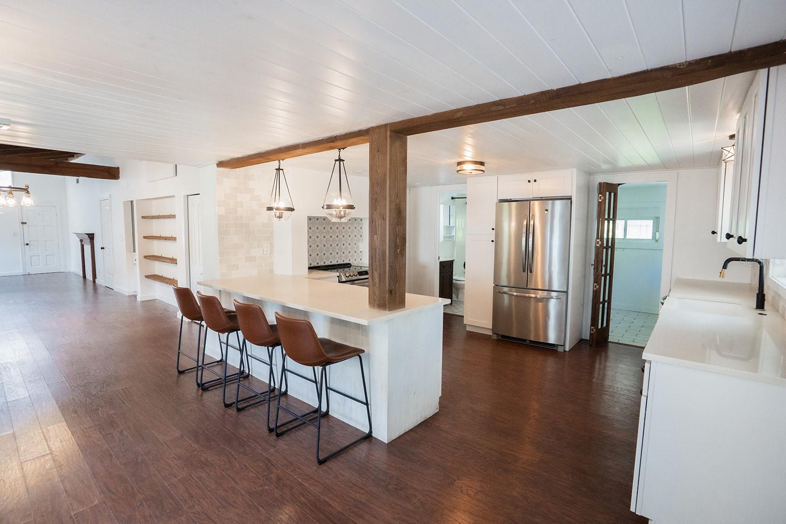 1112 W KIRBY ST — photo 4