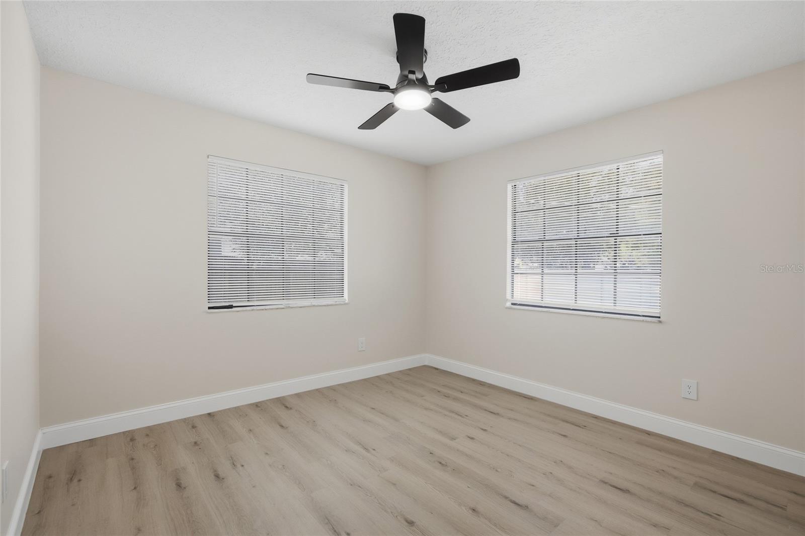 920 W CANDLEWOOD AVE — photo 22