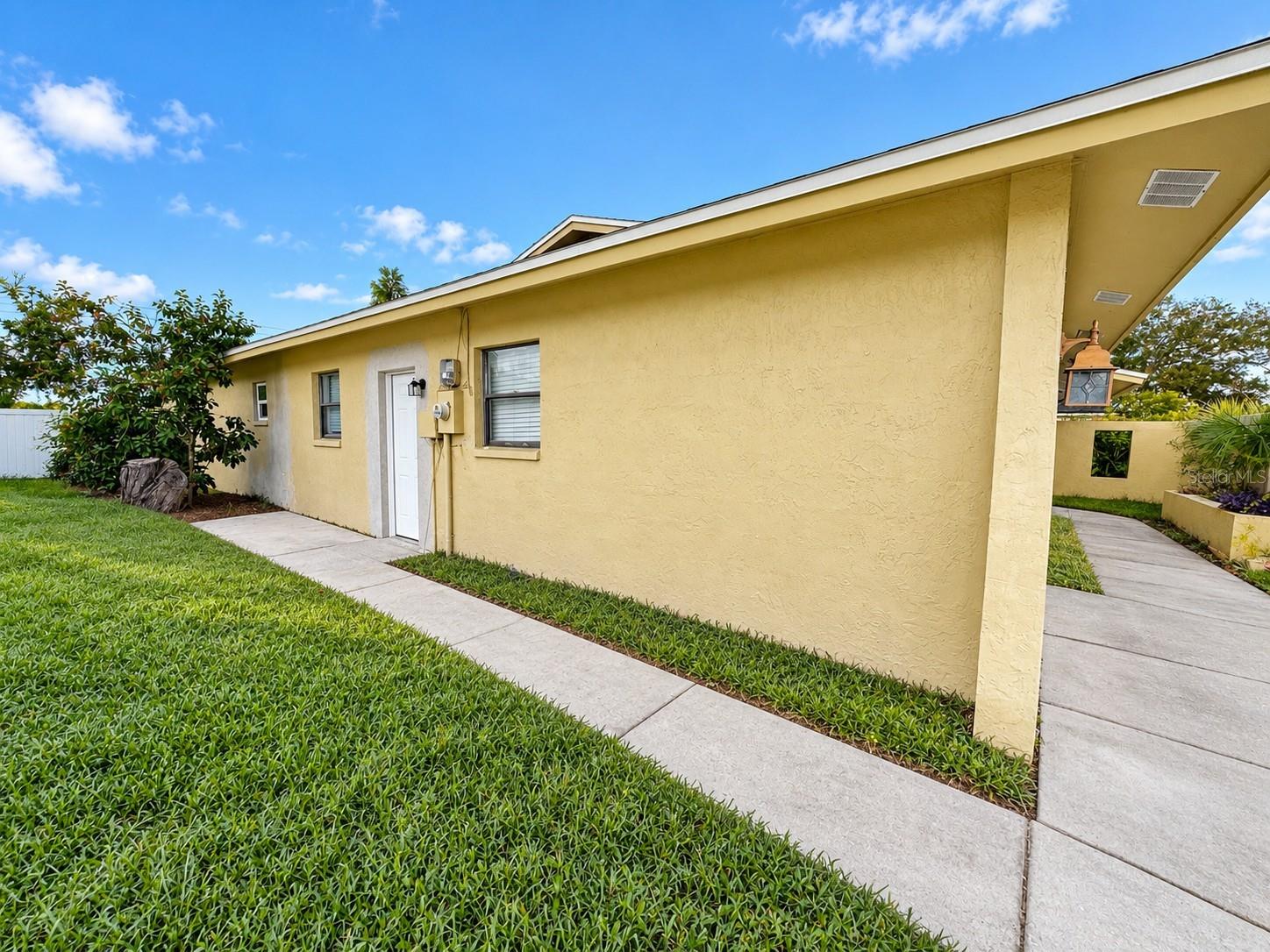 902 W SHANNON CT — photo 4