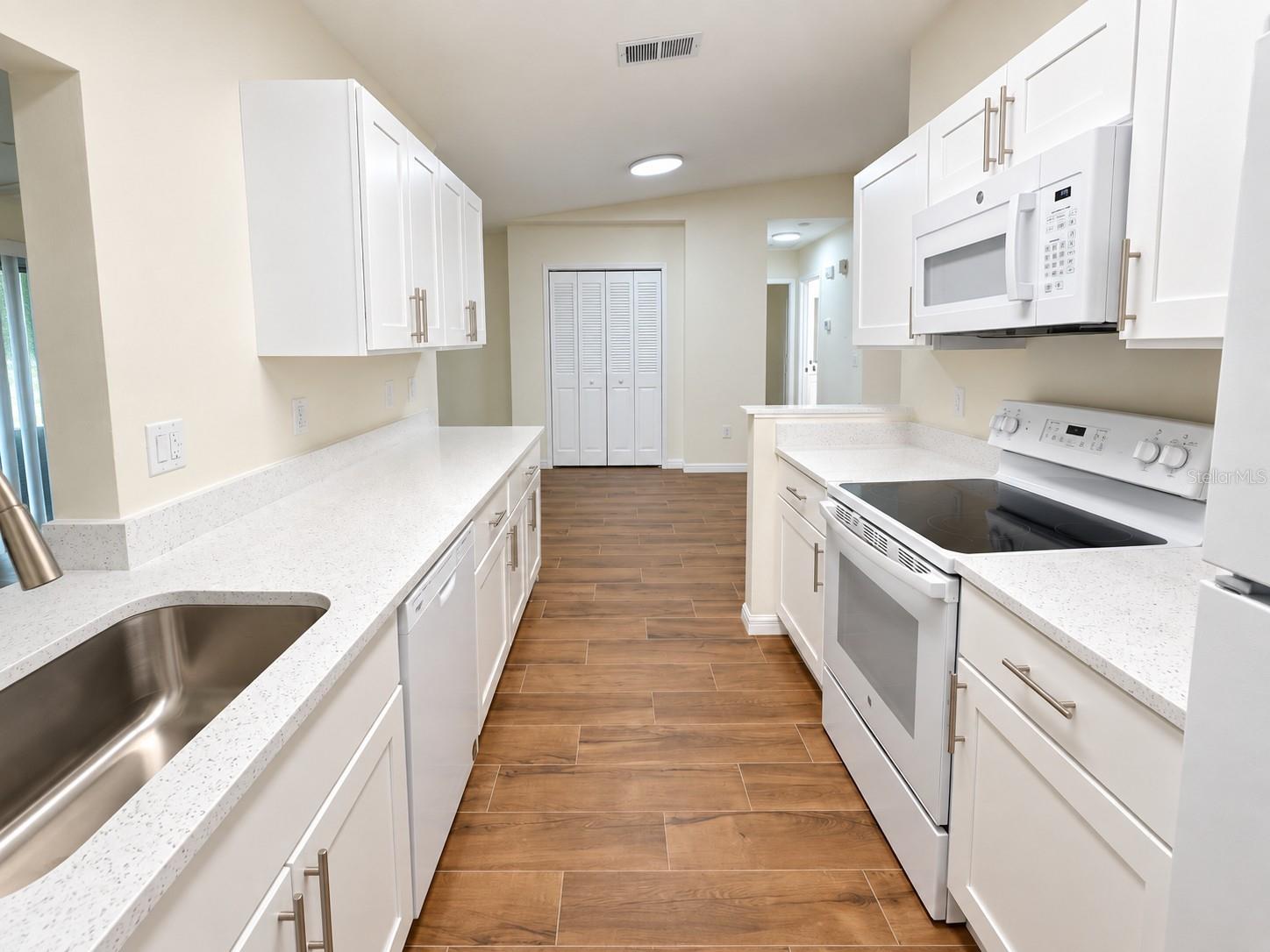 902 W SHANNON CT — photo 13