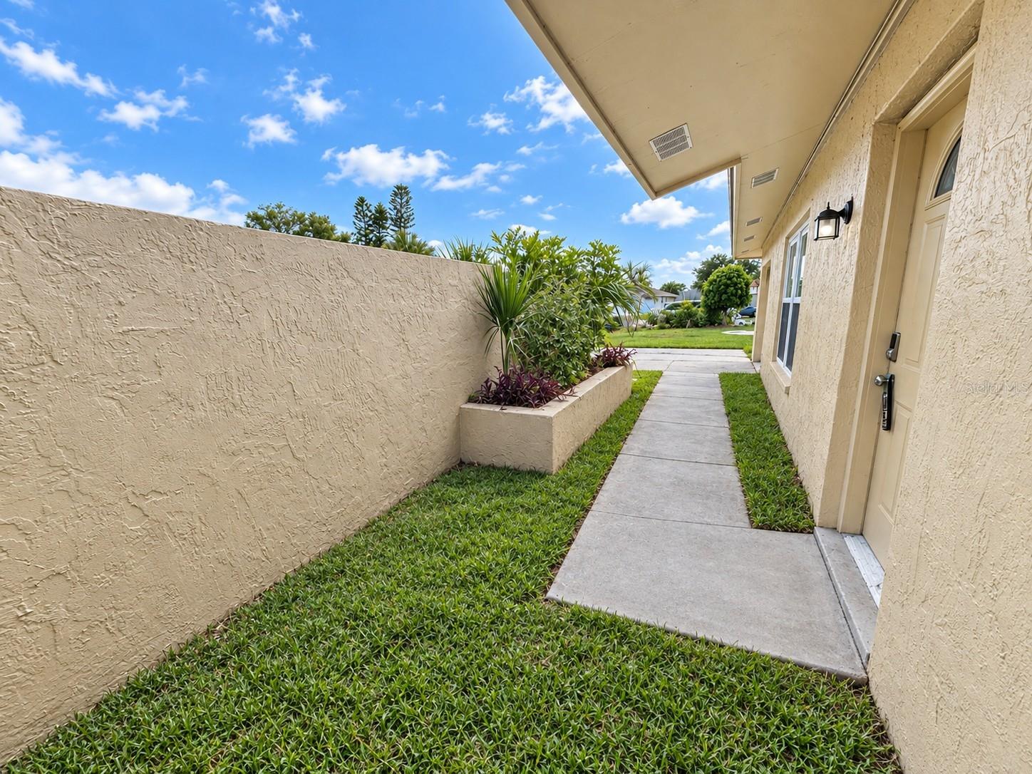 902 W SHANNON CT — photo 2