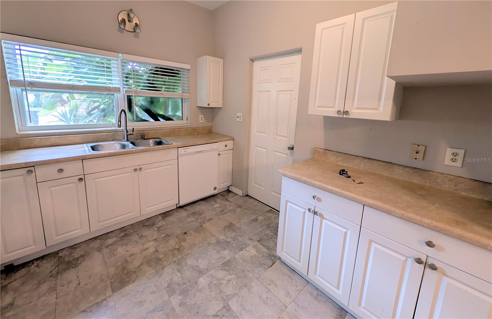 1528 LEVERN ST — photo 13