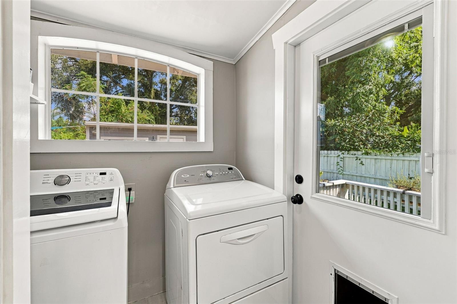 314 E HANNA AVE — photo 26
