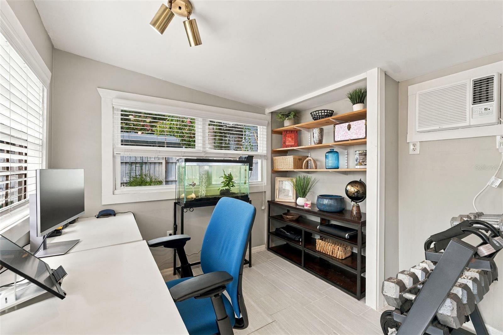 314 E HANNA AVE — photo 35