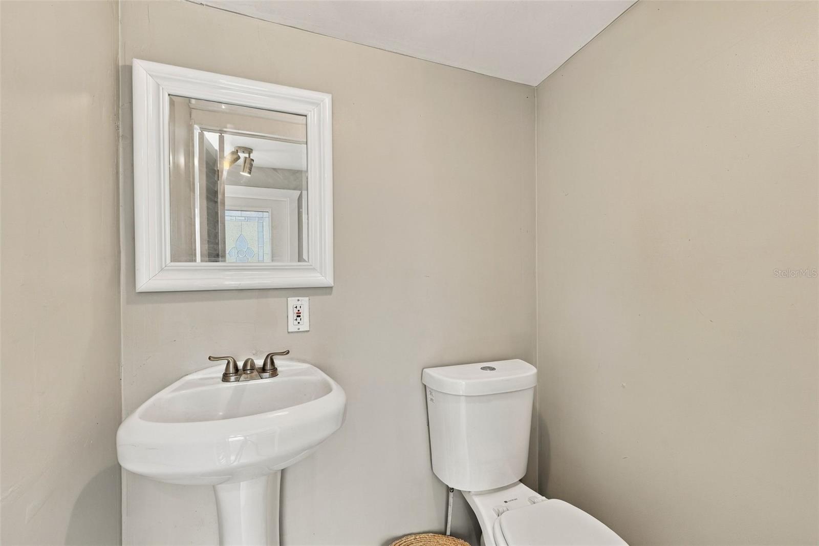 314 E HANNA AVE — photo 38