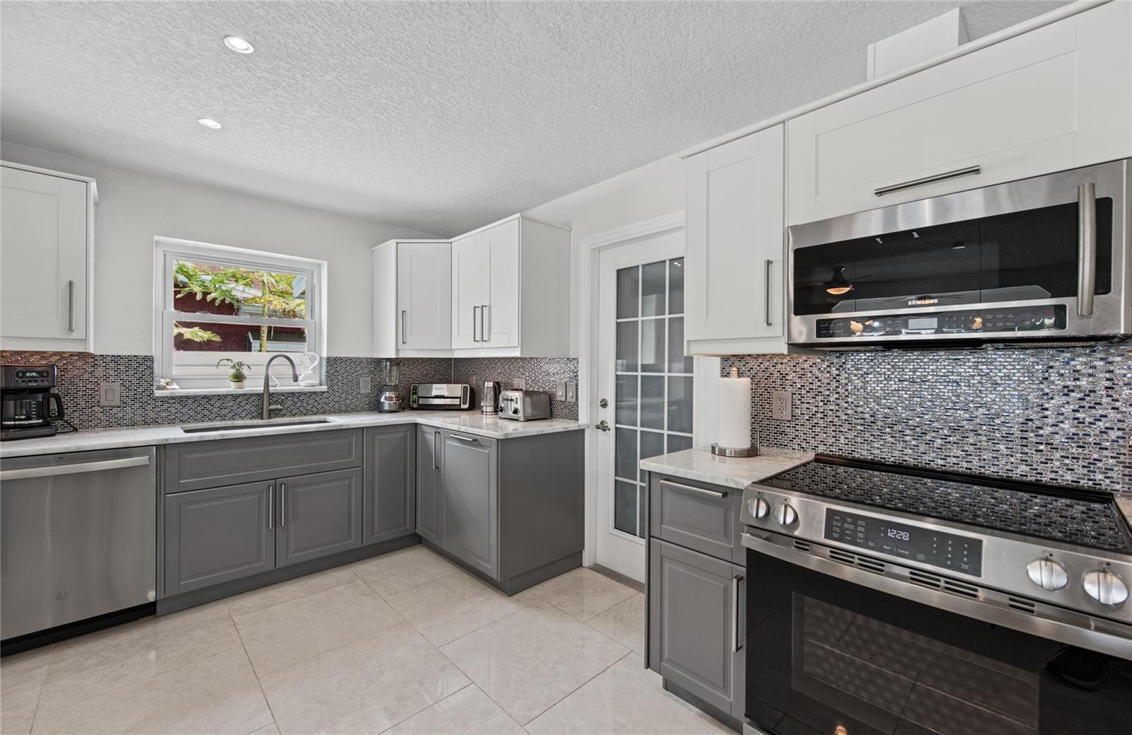 544 LILLIAN DR — photo 33