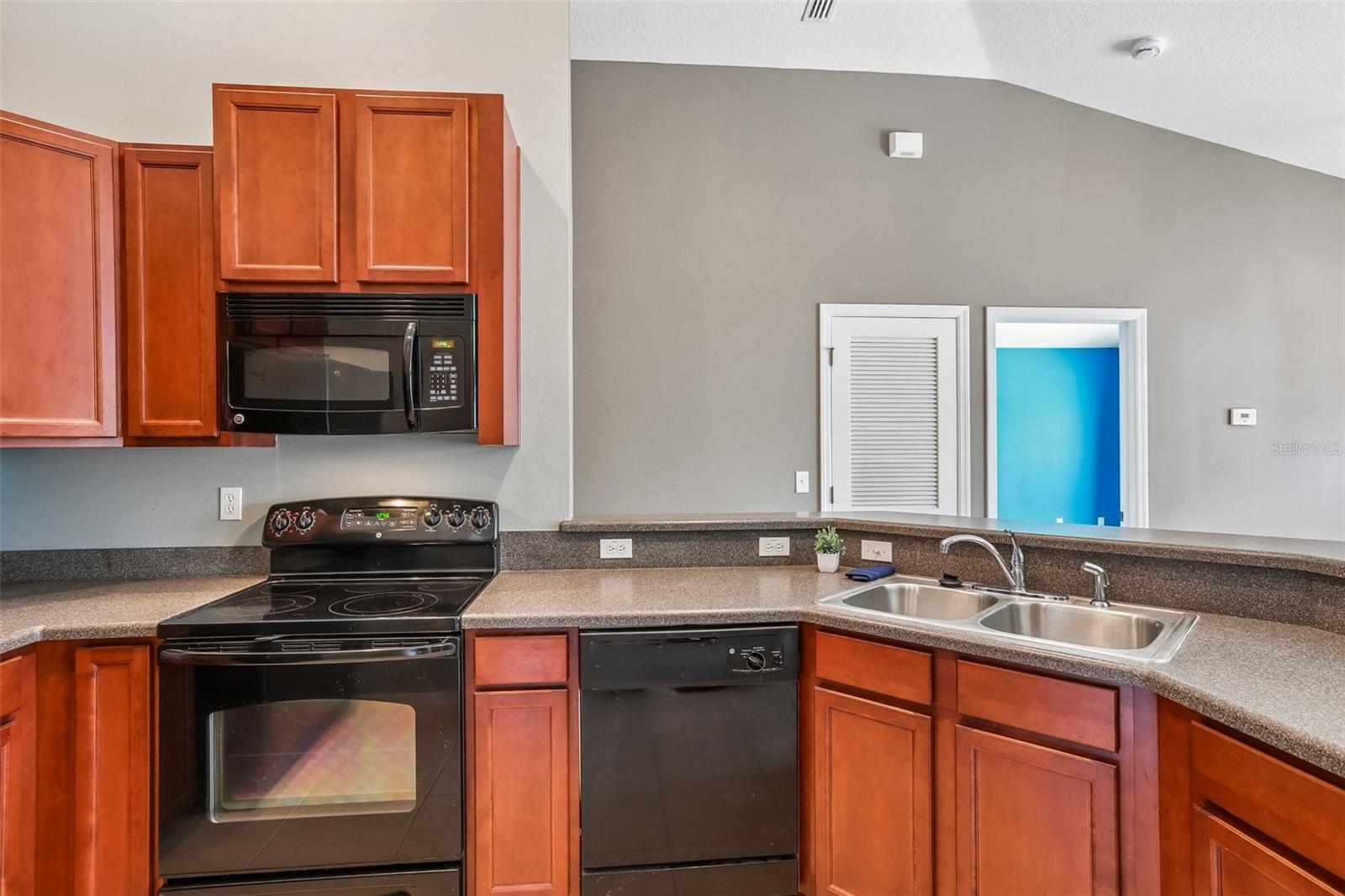 7703 RED MILL CIR — photo 8