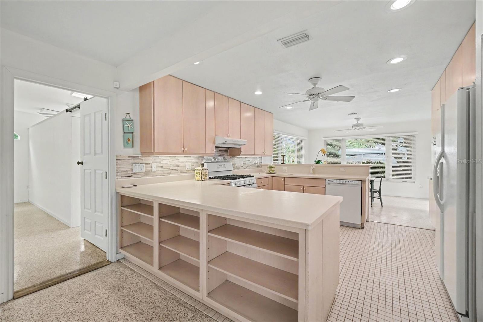 528 RALPH ST — photo 15
