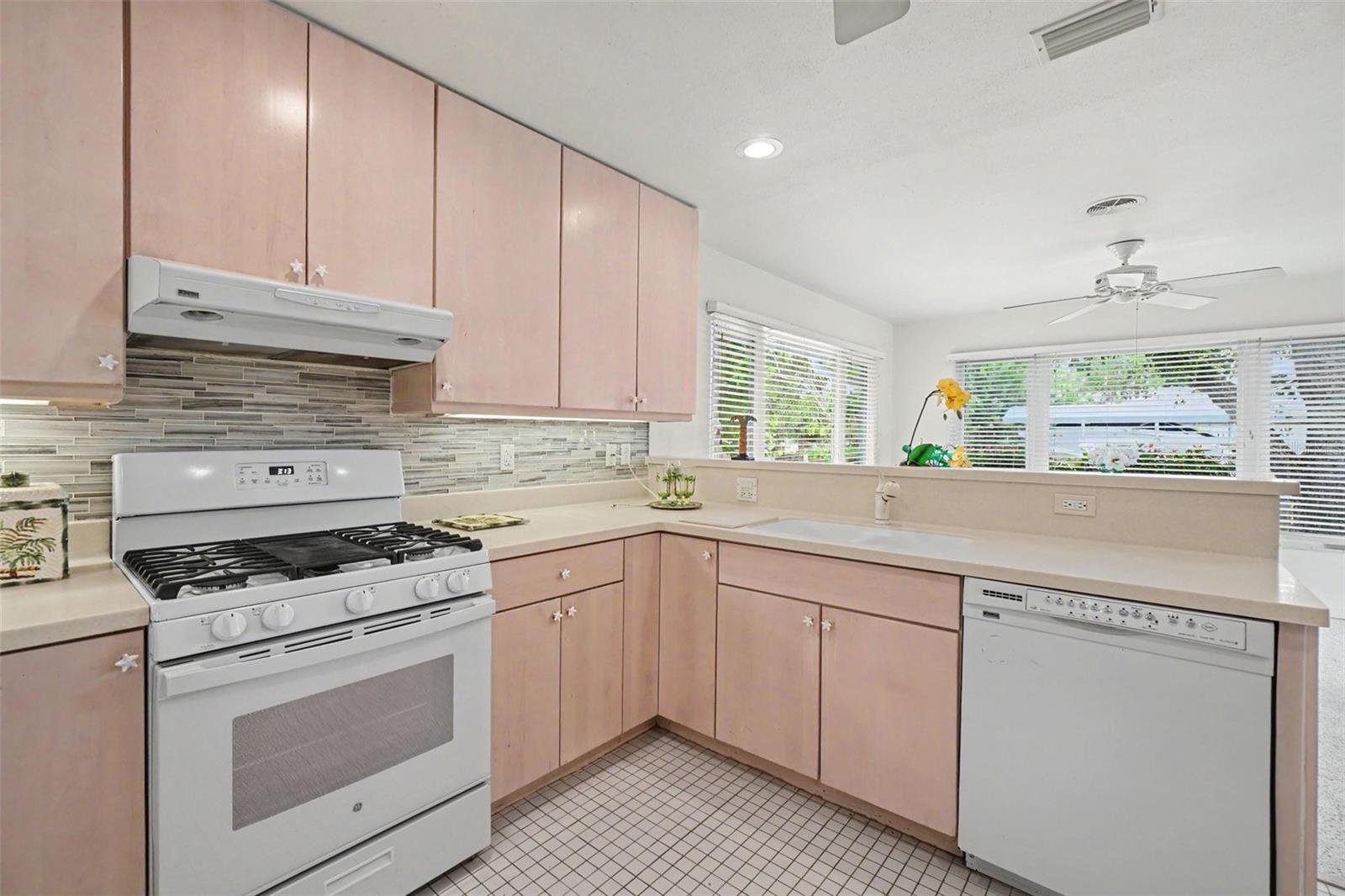 528 RALPH ST — photo 18