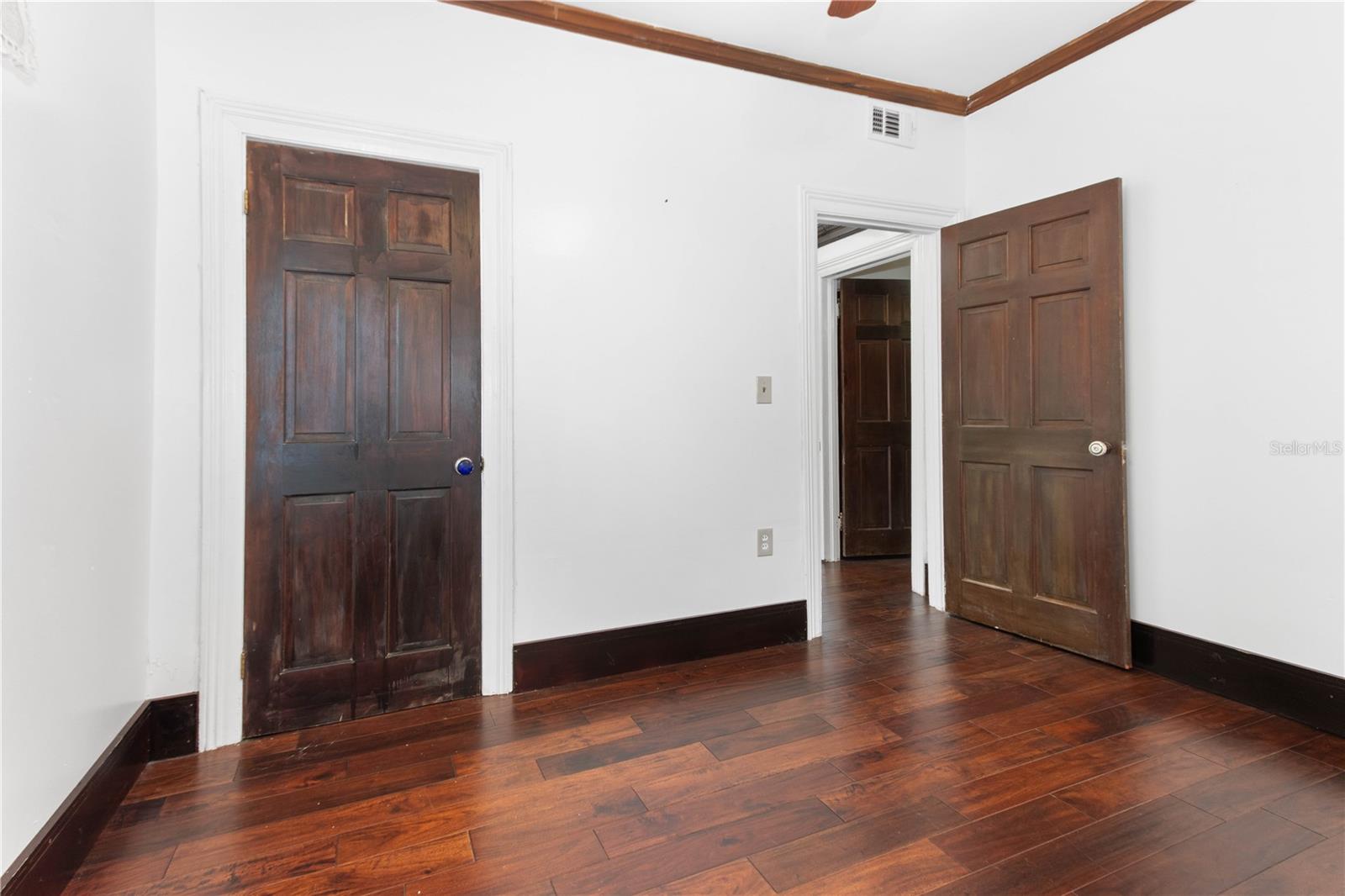 806 NARCISSUS AVE — photo 37