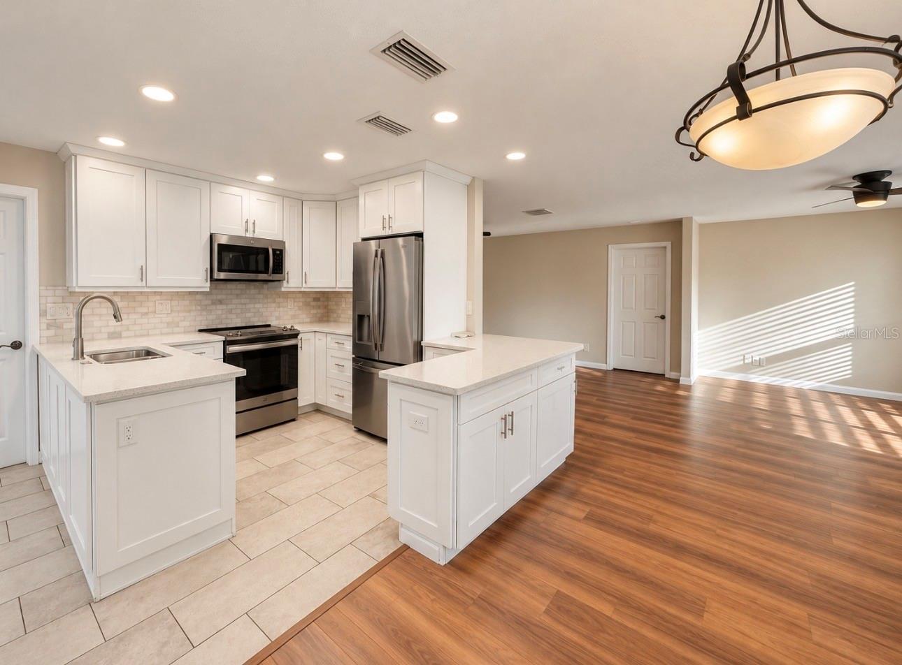 913 SUTTON PL — photo 2