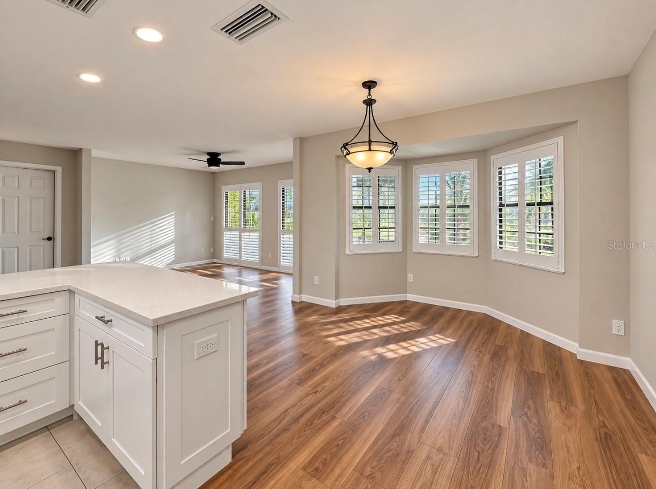 913 SUTTON PL — photo 3