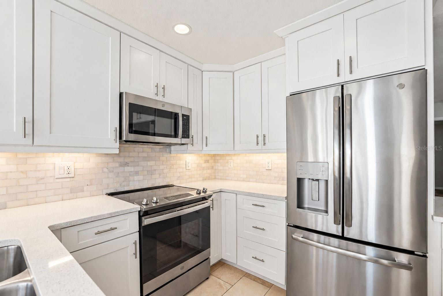 913 SUTTON PL — photo 17