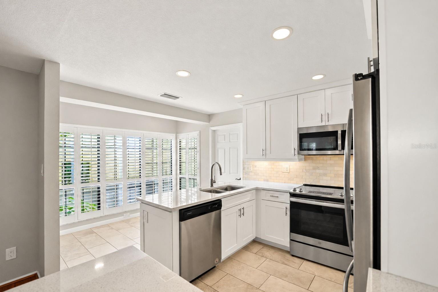 913 SUTTON PL — photo 15