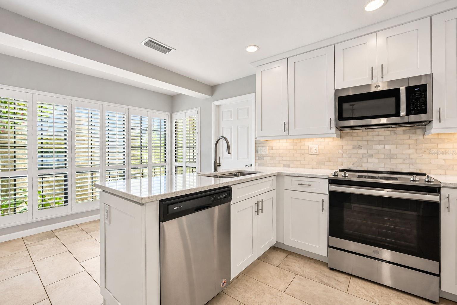 913 SUTTON PL — photo 16