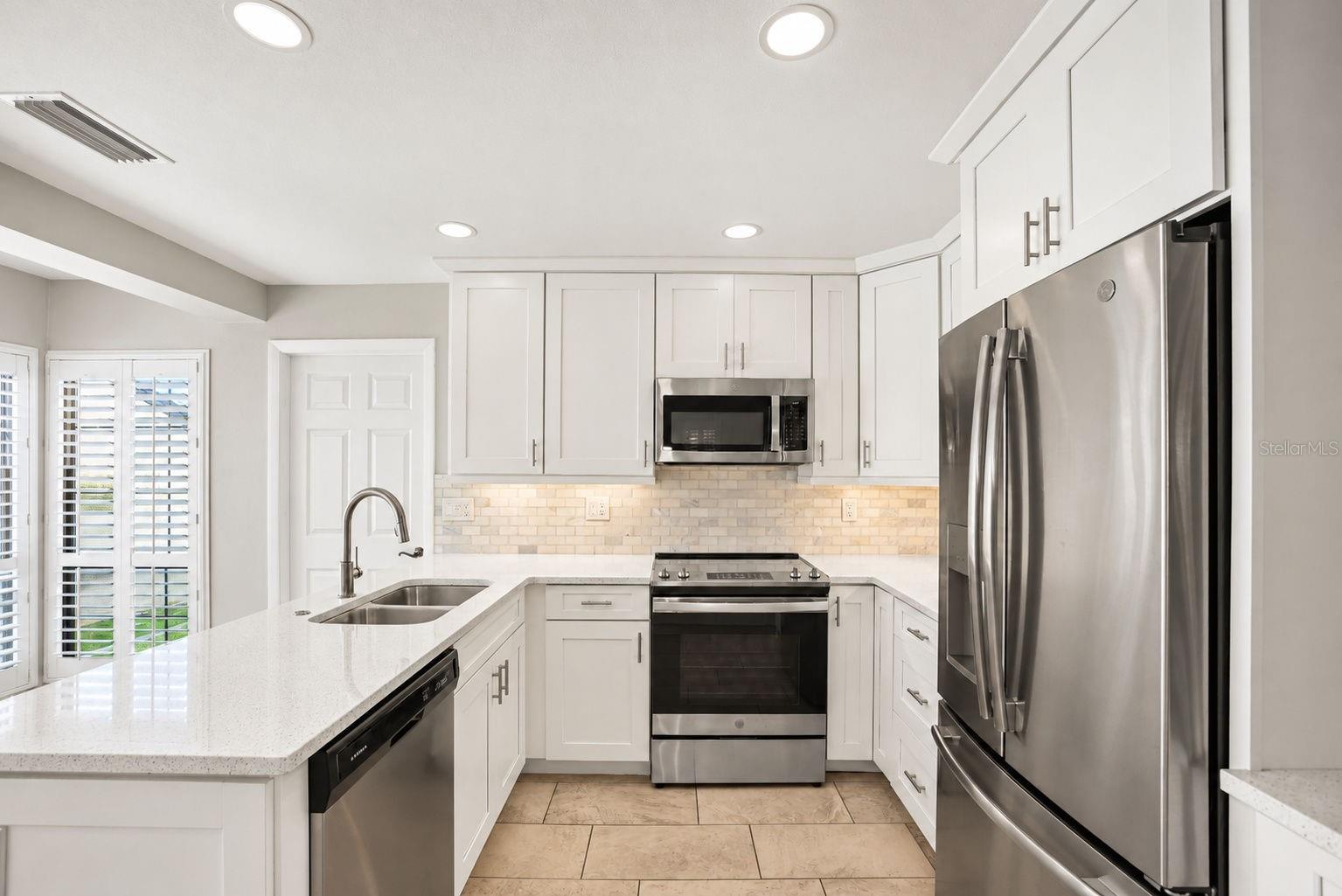 913 SUTTON PL — photo 14